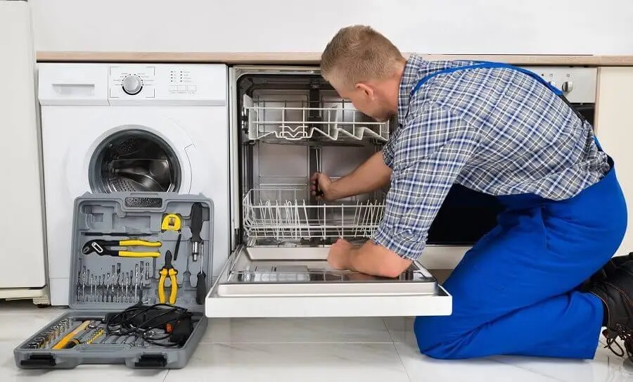Torbalı Hotpoint servisi teknisyen ekibi beyaz eşya tamiri yaparken